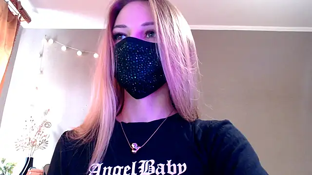 Snapshot of Iris_lave chatting on April 24, 2026, 12:40 pm Iris lave online show from April 24, 2026, 12:40 pm