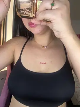 lucy grey25 online show from February 12, 2026, 1:33 pm