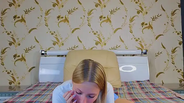 KatieFoulk online show from October 17, 2025, 4:42 pm