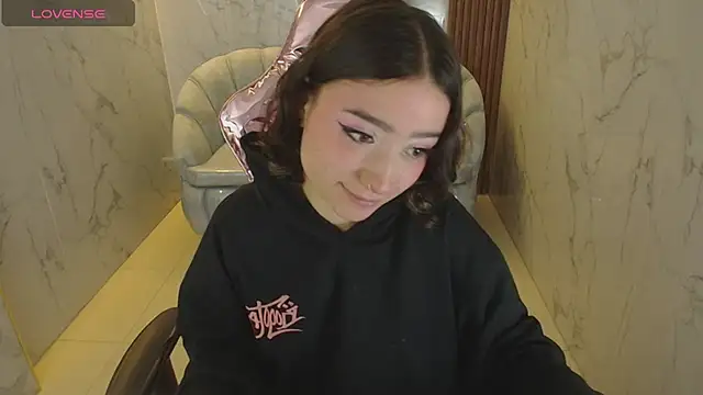 venuss09 s online show from December 14, 2025, 1:49 pm