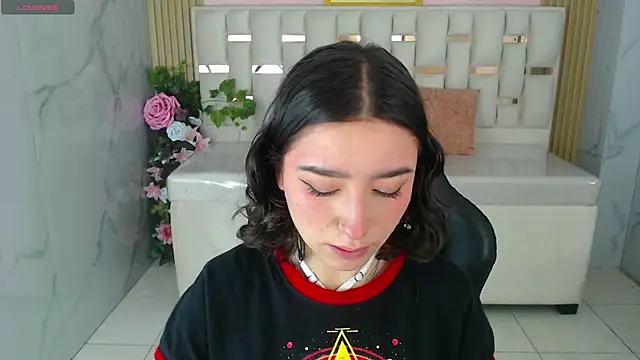 venuss09 s online show from December 18, 2025, 1:48 pm