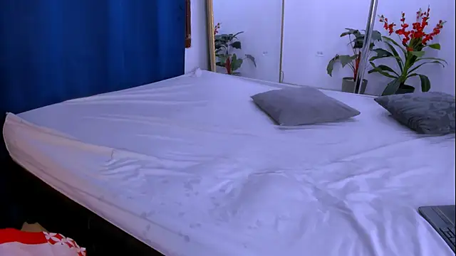 nahomy ryans online show from December 15, 2025, 4:13 pm