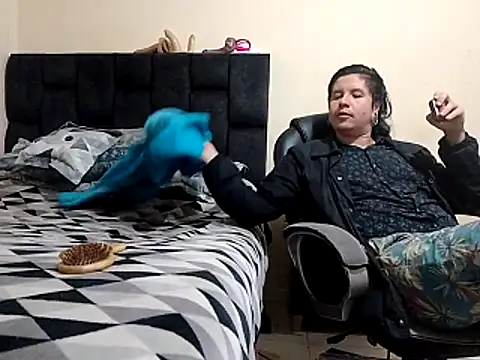 saenzjulieta1 online show from November 4, 2025, 8:01 pm