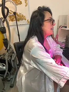 hotadhara01 online show from October 18, 2025, 1:24 pm