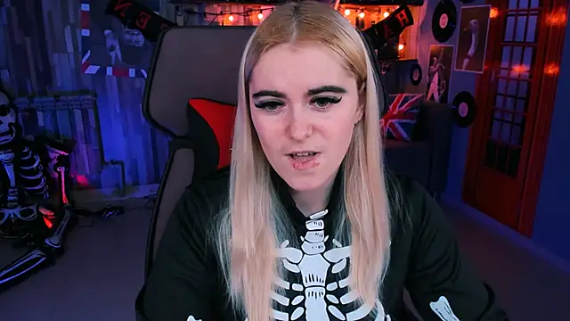 Stef Nicks online show from October 31, 2025, 9:06 am