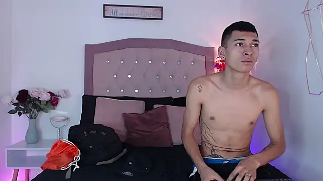 Snapshot of AmelieAndAce chatting on September 24, 2025, 12:44 pm AmelieAndAce online show from September 24, 2025, 12:44 pm