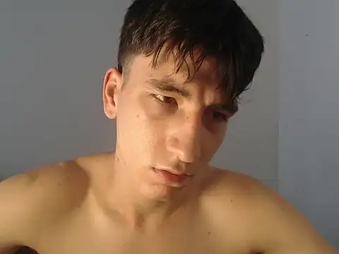 Snapshot of younewmaster chatting on November 6, 2025, 4:33 pm younewmaster online show from November 6, 2025, 4:33 pm