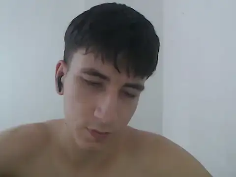 Snapshot of younewmaster chatting on February 17, 2026, 8:39 pm younewmaster online show from February 17, 2026, 8:39 pm