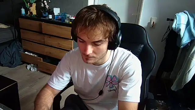 Snapshot of Rudi2007Eye chatting on February 10, 2026, 11:20 am Rudi2007Eye online show from February 10, 2026, 11:20 am