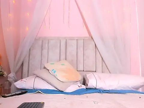 Rachellcooperrr online show from October 24, 2025, 12:15 pm