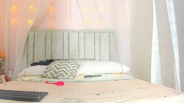 Rachellcooperrr online show from November 7, 2025, 10:42 am