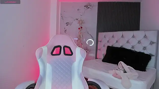 chloesagee online show from December 3, 2025, 9:36 pm