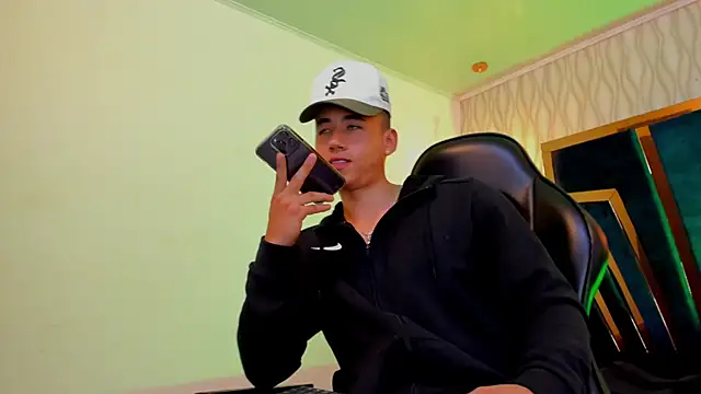Snapshot of Draven_Marceaux chatting on September 14, 2025, 1:22 pm Draven Marceaux online show from September 14, 2025, 1:22 pm