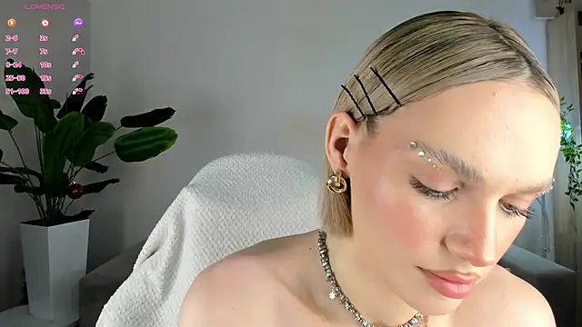 Snapshot of Ice_Strawberry chatting on January 17, 2026, 3:21 am Ice Strawberry online show from January 17, 2026, 3:21 am