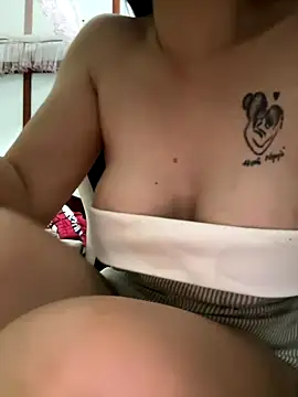 Snapshot of Hanh_Luxii chatting on September 12, 2025, 3:12 pm Hanh Luxii online show from September 12, 2025, 3:12 pm