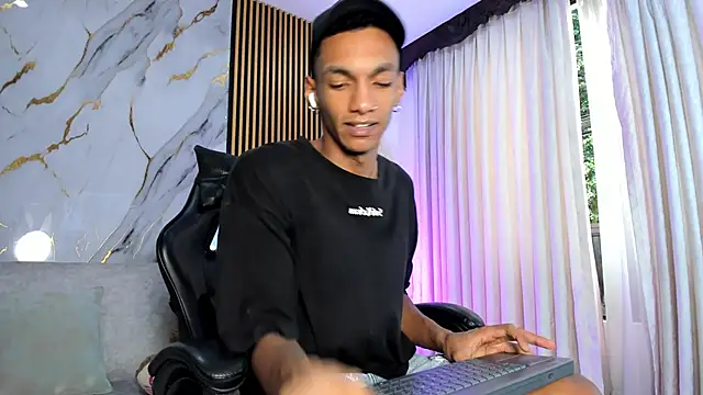 JulienSaint online show from December 5, 2025, 12:26 pm