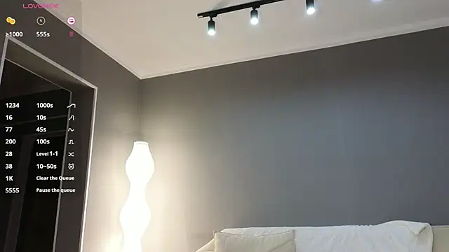 lunajii online show from December 15, 2025, 3:40 pm