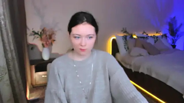 AlluringLookk online show from September 20, 2025, 4:17 am