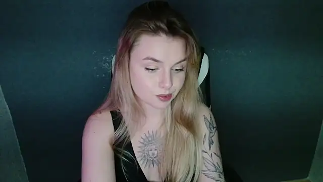 AngelicaHollywood online show from November 18, 2025, 9:51 pm