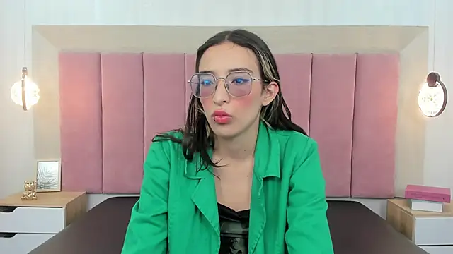 Emilia Bons online show from October 3, 2025, 1:45 pm