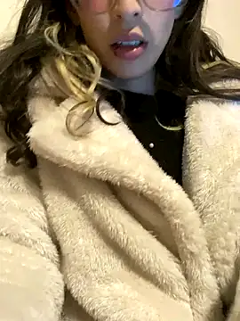 Emilia Bons online show from October 17, 2025, 2:48 am