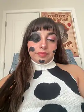 CharmingMaddie online show from October 1, 2025, 4:44 pm