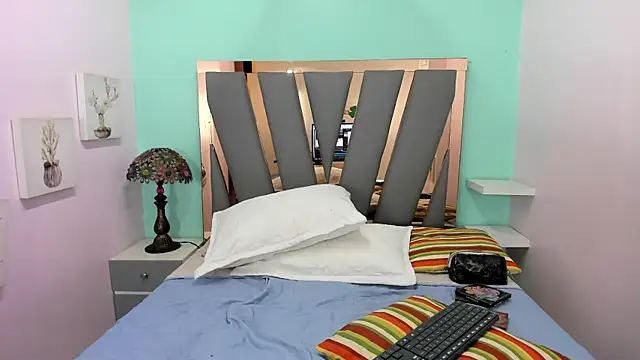 Violett Salvatore online show from September 19, 2025, 4:44 pm