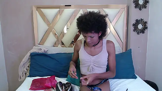 Violett Salvatore online show from February 4, 2026, 9:43 pm