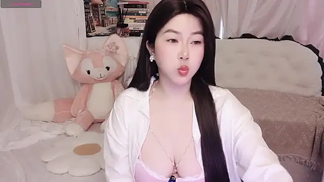 Snapshot of Emmaq996 chatting on April 26, 2026, 2:53 am Emmaq996 online show from April 26, 2026, 2:53 am