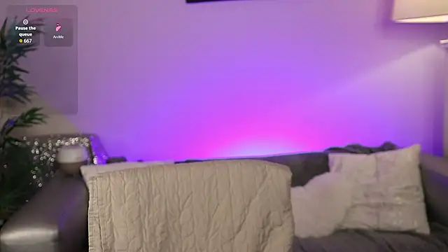 NovaHollisx online show from October 29, 2025, 6:23 am