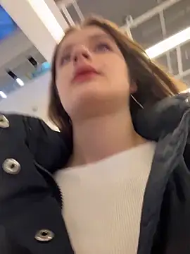 KittyQueeny online show from November 28, 2025, 1:22 pm