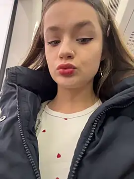 KittyQueeny online show from December 15, 2025, 12:11 pm