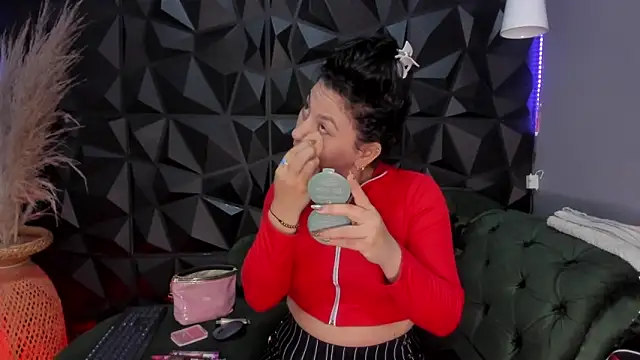 Snapshot of helenasaenz chatting on December 19, 2025, 12:29 pm helenasaenz online show from December 19, 2025, 12:29 pm