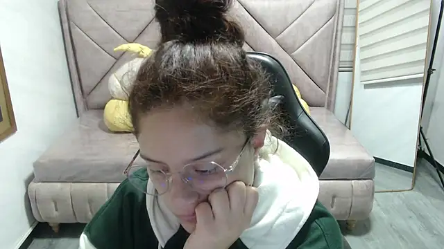 Snapshot of Velvet_Moon_V chatting on December 16, 2025, 1:15 pm Velvet Moon V online show from December 16, 2025, 1:15 pm