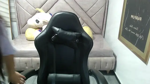 Snapshot of Velvet_Moon_V chatting on December 3, 2025, 1:32 pm Velvet Moon V online show from December 3, 2025, 1:32 pm