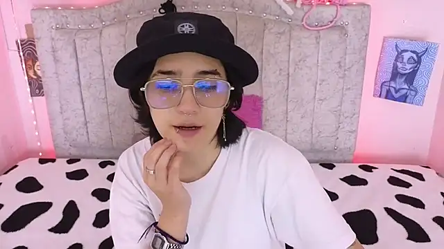 Snapshot of katalinathxandbritney1 chatting on September 15, 2025, 9:15 pm katalinathxandbritney1 online show from September 15, 2025, 9:15 pm