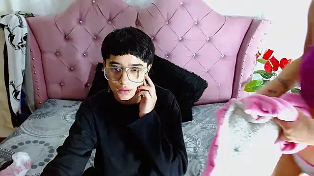 Snapshot of katalinathxandbritney1 chatting on January 14, 2026, 2:48 am katalinathxandbritney1 online show from January 14, 2026, 2:48 am