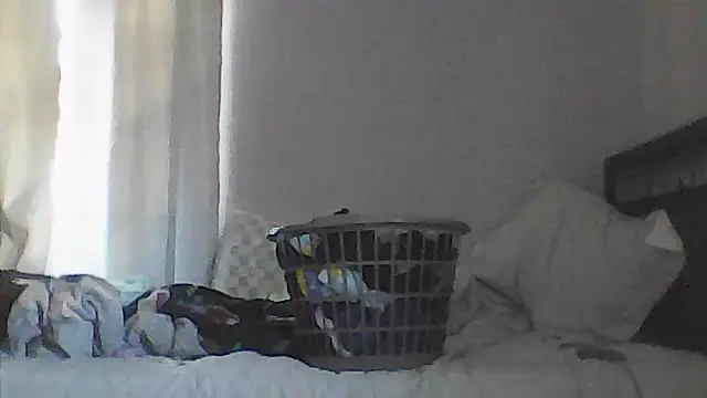 sarahkat86 online show from April 15, 2026, 10:10 pm