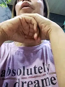 Snapshot of CristalHeart_ chatting on October 28, 2025, 12:11 am CristalHeart online show from October 28, 2025, 12:11 am