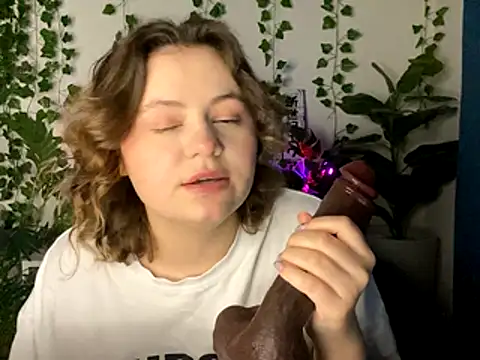 MoonIvy  online show from November 23, 2025, 6:29 pm