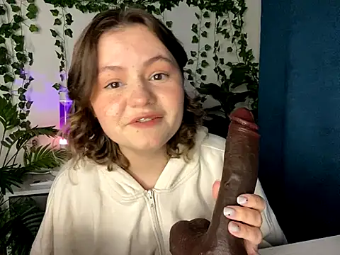 MoonIvy  online show from November 21, 2025, 6:18 pm