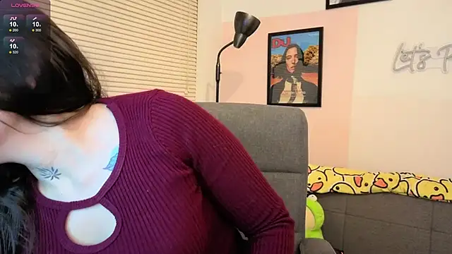 SujannaVarma  online show from November 27, 2025, 10:43 pm