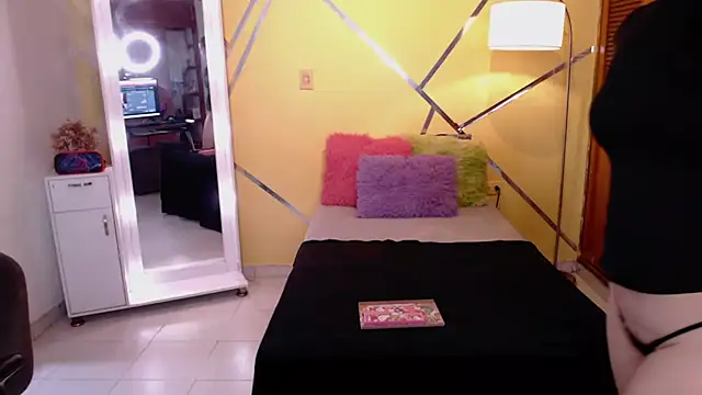 shirleyrojas online show from December 1, 2025, 7:37 pm