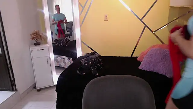 shirleyrojas online show from November 12, 2025, 8:12 pm