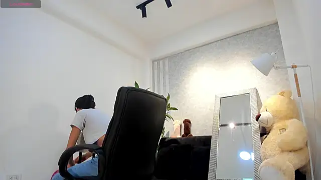 lily cash1 online show from January 19, 2026, 1:04 pm