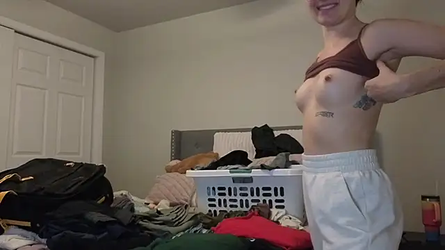 Snapshot of bambifarrina chatting on February 8, 2026, 11:57 pm bambifarrina online show from February 8, 2026, 11:57 pm