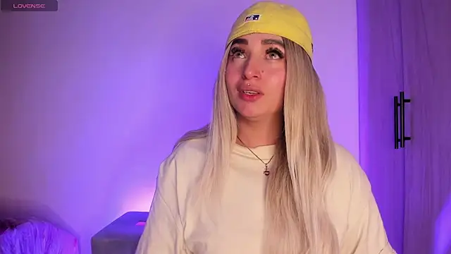 Snapshot of scarlett_Collinss chatting on November 5, 2025, 5:32 am scarlett Collinss online show from November 5, 2025, 5:32 am