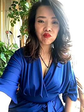 anna yngs online show from November 6, 2025, 2:26 am