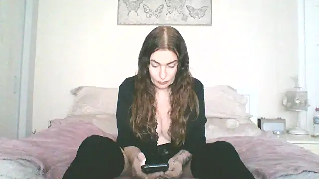 Snapshot of EllaKent chatting on February 4, 2026, 3:40 pm EllaKent online show from February 4, 2026, 3:40 pm