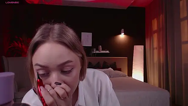 Snapshot of Pooja_Hegde chatting on October 1, 2025, 1:11 am Pooja Hegde online show from October 1, 2025, 1:11 am